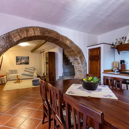 Esclusiva Dimora Storica Nel Cuore Del Borgo Medievale---- Exclusive Historical House Inside The Medieval Village *