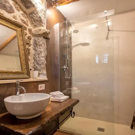 Esclusiva Dimora Storica Nel Cuore Del Borgo Medievale---- Exclusive Historical House Inside The Medieval Village Castelsardo